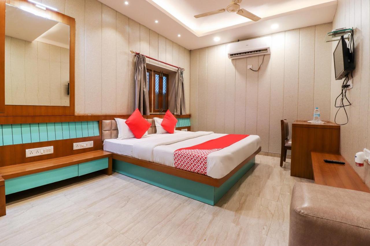 Oyo 26781 Hotel Raghupati Ayodhya Exteriör bild