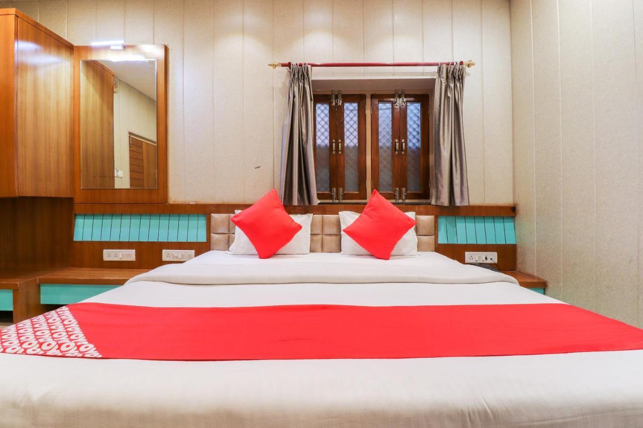 Oyo 26781 Hotel Raghupati Ayodhya Exteriör bild